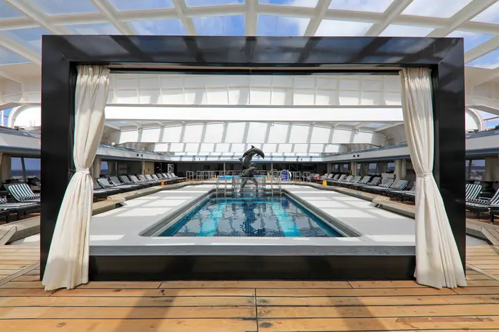 Lido-Pool der VASCO DA GAMA unter dem Glasschiebedach
