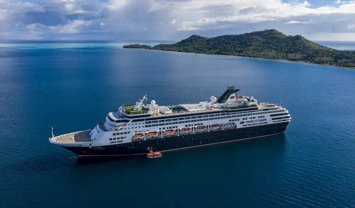 Die VASCO DA GAMA vor Anker in der Lagune von Bora Bora