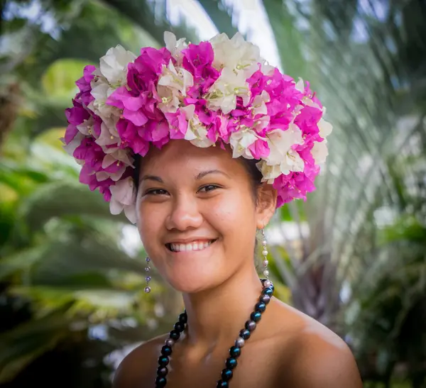 Frau mit Blütenkranz in Französisch-Polynesien